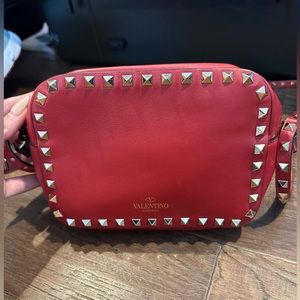 LIKE NEW VALENTINO ROCK STUD CAMERA BAG CROSS BODY IN RED!
